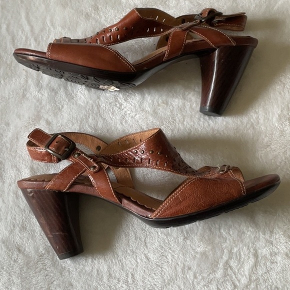 Indigo Brown Sandals with Classic Design - Picture 2 of 5